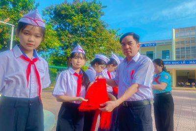 TẶNG KHĂN QUÀNG ĐỎ